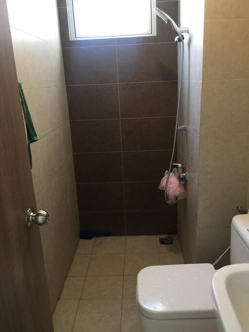 bathroom with hot shower n private tolet