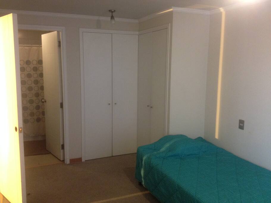 Con 2 amplios closets