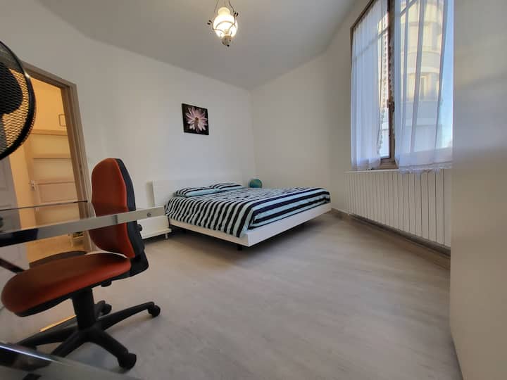 Spálňa č.3 s veľkou manželskou posteľou a stolom (1. poschodie).