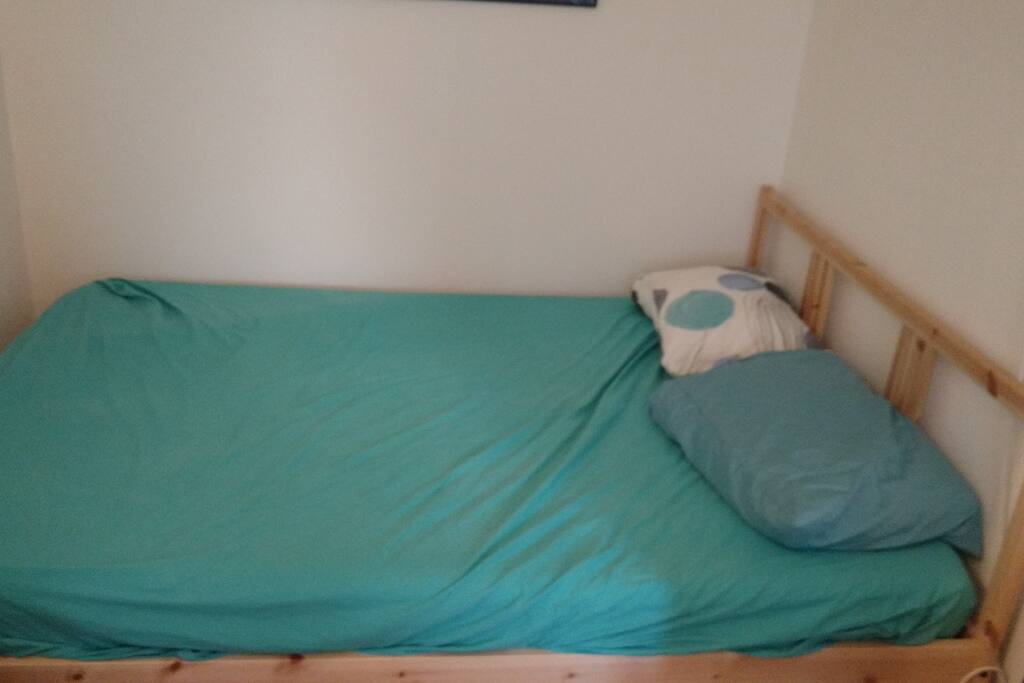 Cosy Bed in the room