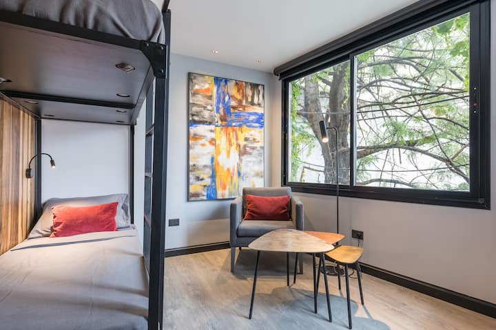 Katika chumba chetu cha kulala chenye nafasi kubwa 7 na vitanda 4 vya mtu mmoja tuna mwanga mwingi wa jua kama unavyoona na nafasi ya ziada kwa idadi kubwa ya watu wanaofurahia sehemu hii...