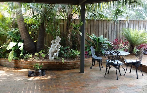 THE COBBLES Independent Apartment in Heritage Home