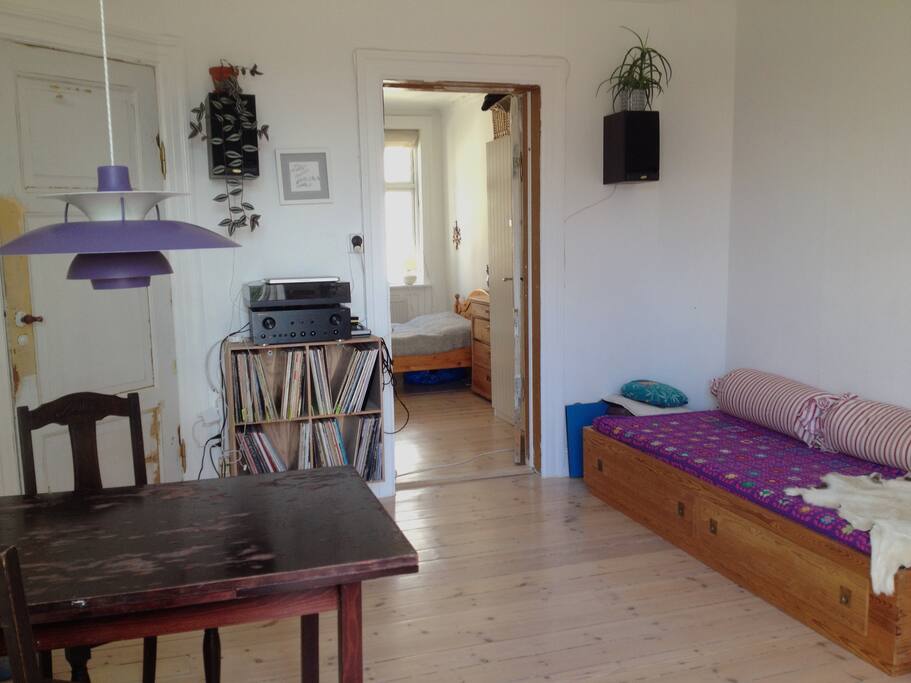 Livingroom and singlebed