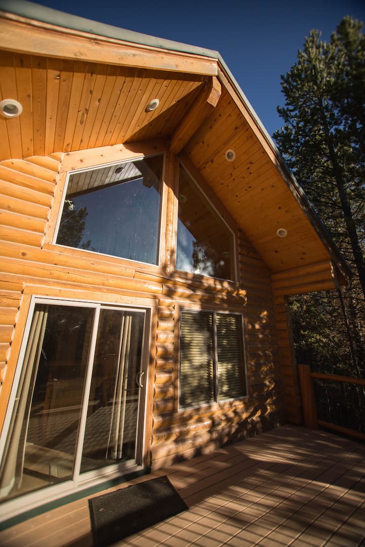 Two Bed / One Bath Log Cabin with Full Kitchen