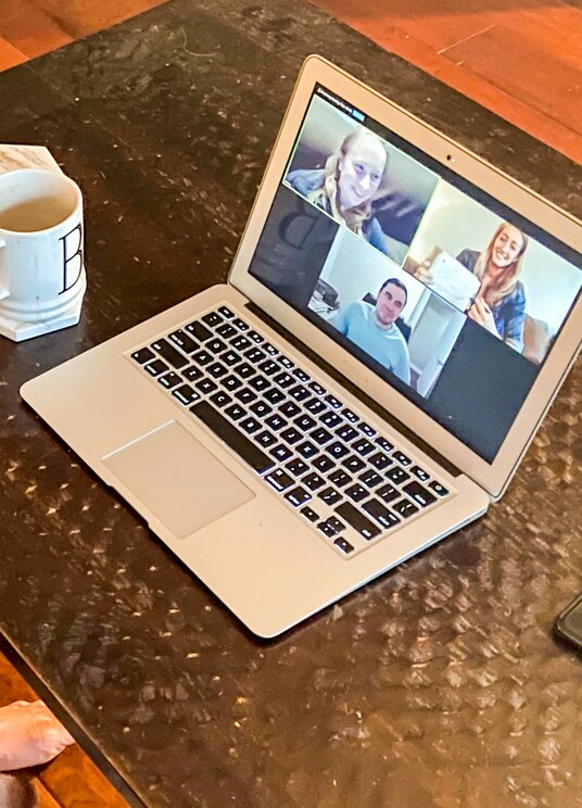 Show full-screen, host-provided image