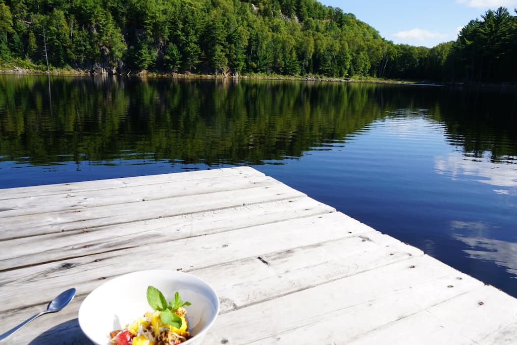 Accès direct au lac paisible!
Direct access to this peaceful and quiet lake!