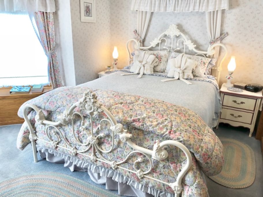 White Eyelet Room - Queen Bed, Fireplace, Private Bathroom with Tub & Shower.