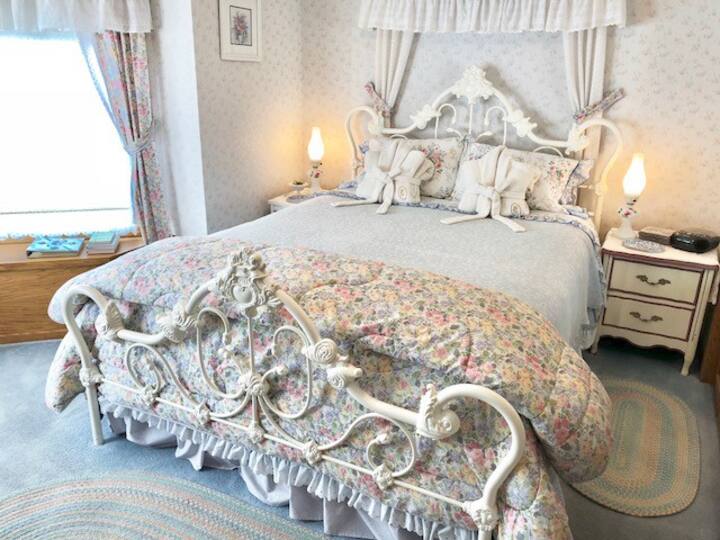 White Eyelet Room - Queen Bed, Fireplace, Private Bathroom with Tub & Shower.