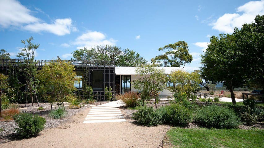 Red Hill Ridge – Luxury House and 2 Cottages