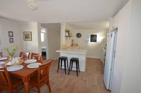 Enjoy Bathurst with Friends and Family, 4 Bedroom.