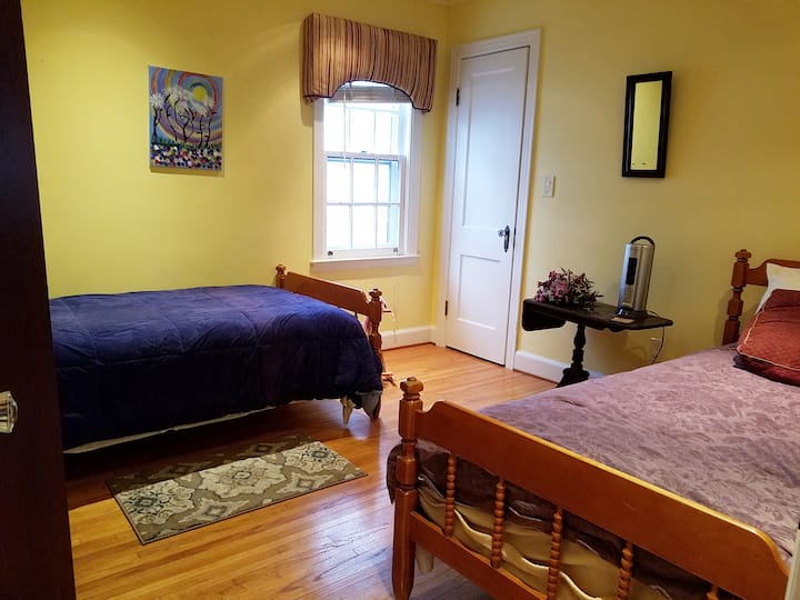Dormitorio trasero con dos camas individuales, estantería y armario