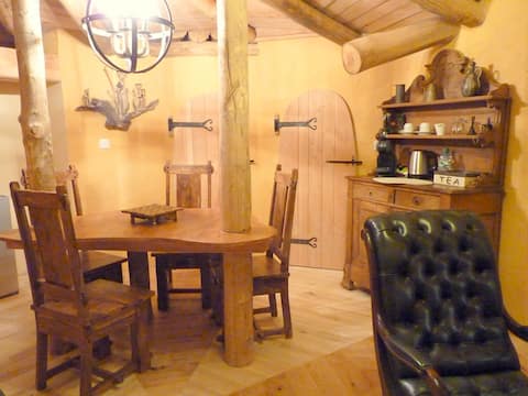 An unusual hobbit cabin unique in France