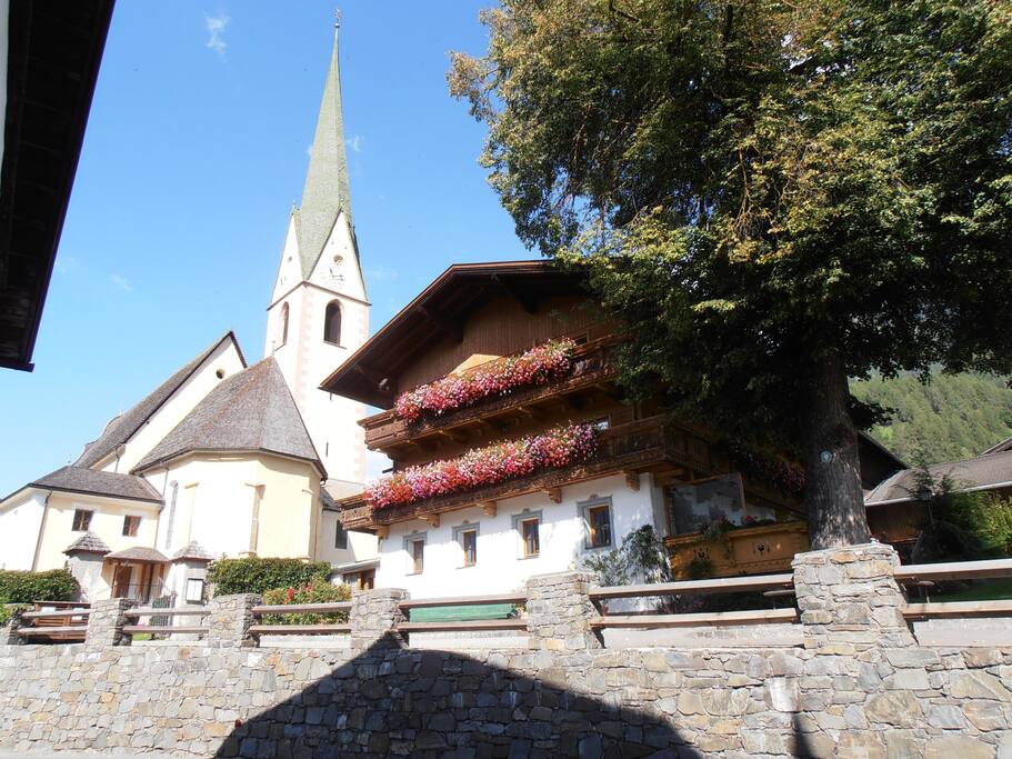 Mesnerhof mit Pfarrkirche
