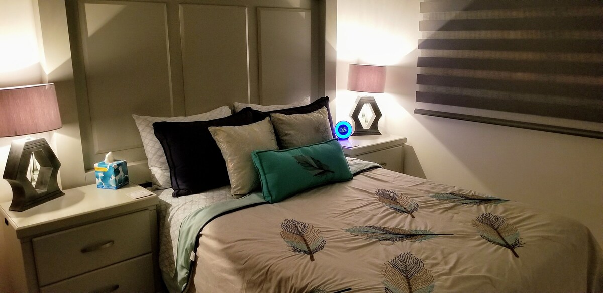 غرفة نوم ثانية مع مرتبة عالية الجودة كاملة الحجم/وسائد مريحة وساعة إنذار مع أصوات مريحة ومنفذ شحن 