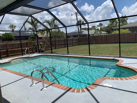 Nearby Beach Getaway/screened lanai and Pool
