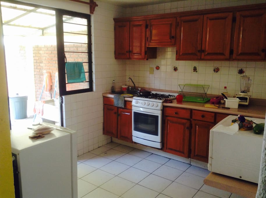 Cocina integral con Refrigerador, licuadora, horno de microondas