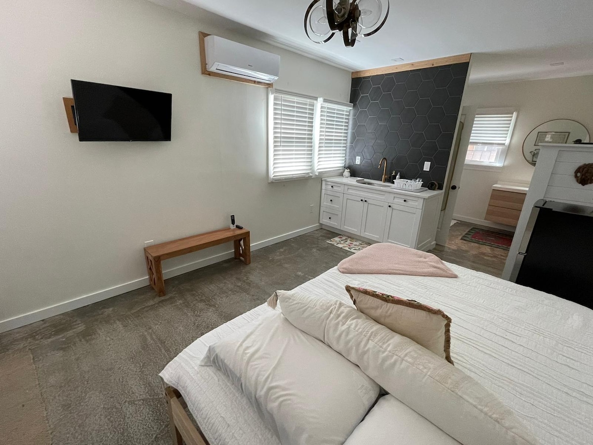 Successful Airbnb property: Newly constructed modern studio in Tampa's hub in Armory Gardens