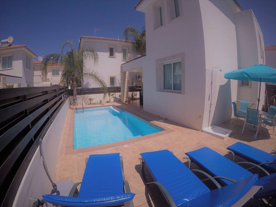 Private pool area with 4 sunbeds & outdoor dining