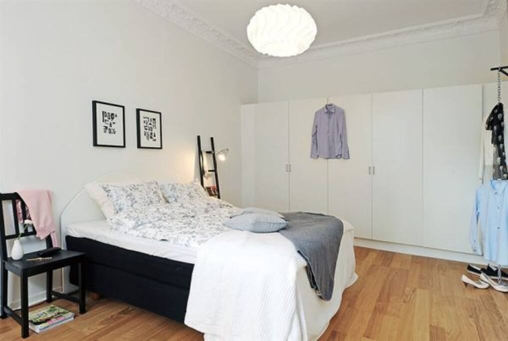 Oak-tree parquet, Italian furniture and wallpaper