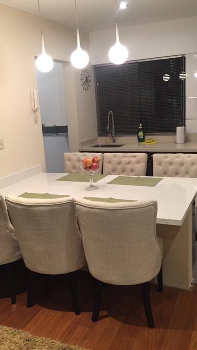 Mesa comedor con vista a la cocina