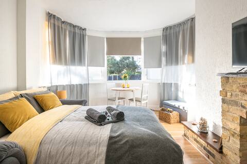 Bright, cosy & spacious central studio w/ parking