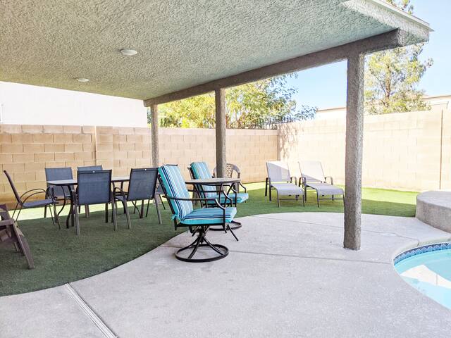 Huge Luxury Estate with 5 Bedrooms and Pool! gallery image 5