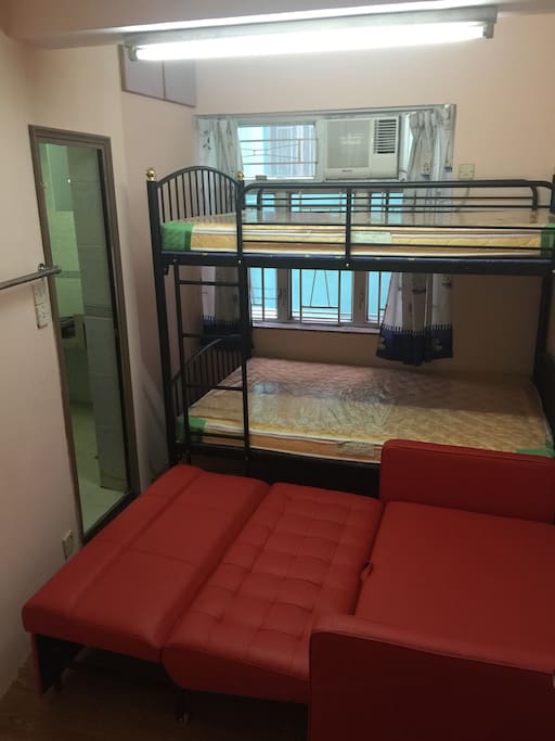 4'x6' (1.22x1.83m) bunk bed and sofa bed 四尺乘六尺(1.22x1.83米) 雙層床和沙發床