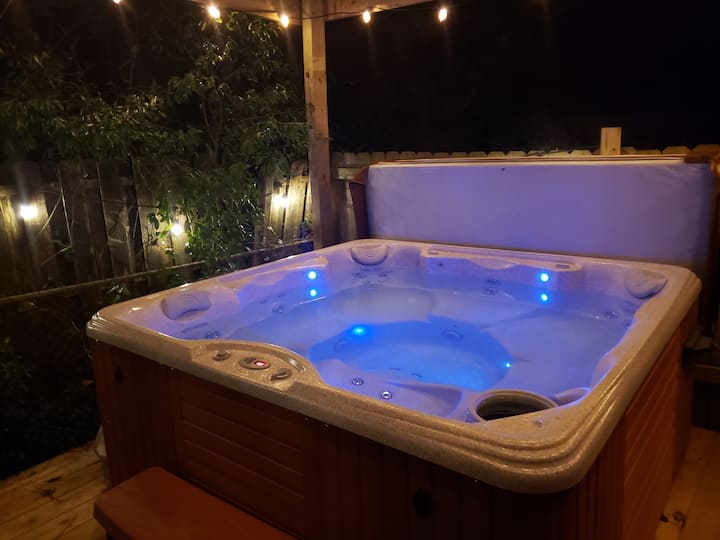 Wilmington's 'Great Escape' with Private Hot Tub! Guest suites for