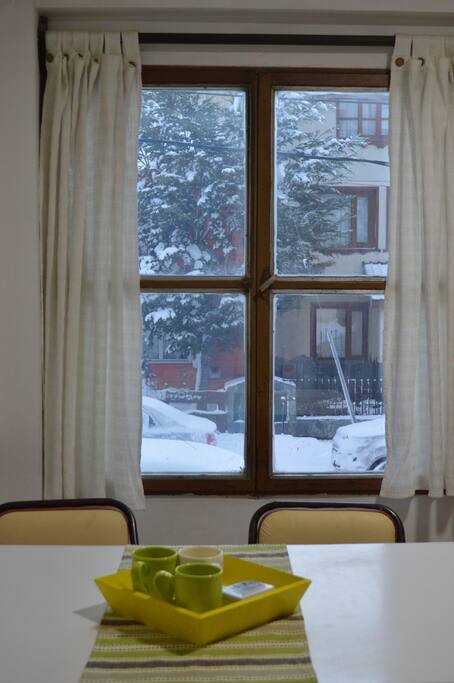 Cocina, mesa, 4 sillas.