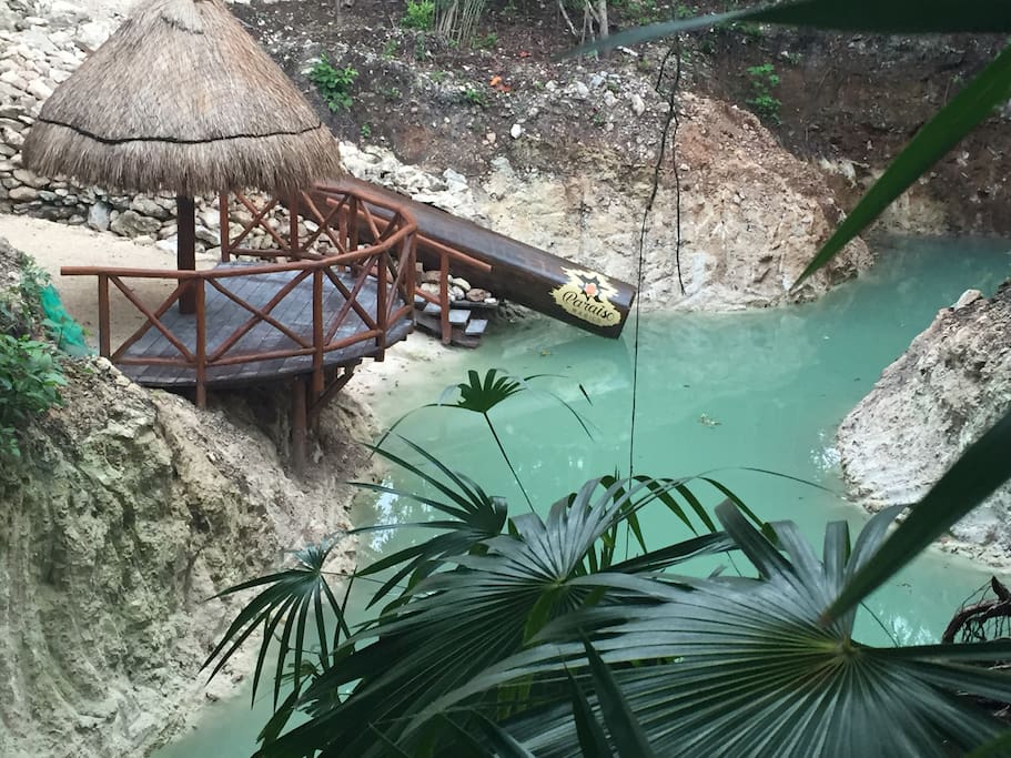 CENOTE NATURAL DE AGUA AZUL / NATURAL CENOTE WITH BLUE WATER