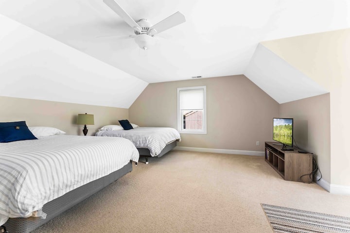 Chumba kikubwa zaidi kilicho na magodoro ya kifahari ya Serta hutoa nafasi kubwa na starehe kwa wageni kufurahia. Televisheni ya ziada iliyo katika chumba cha malkia mara mbili chenye ufikiaji wa Netflix.  Inafaa kwa usiku wa sinema wa watoto wakati watu wazima wako chini ya ghorofa! 