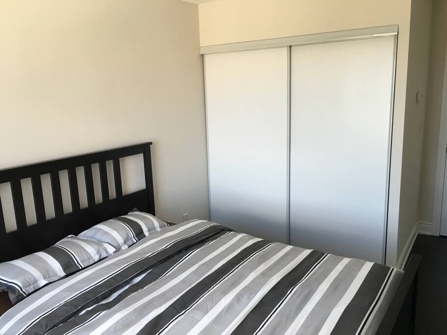 Queen size bed.