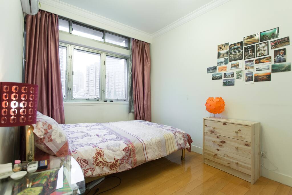 ** This is an old photo. I bought a new bed to replace this one