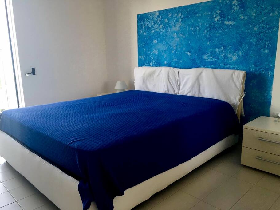 camera da letto matrimoniale, possibilità di inserire una culla da campeggio per bambini piccolo