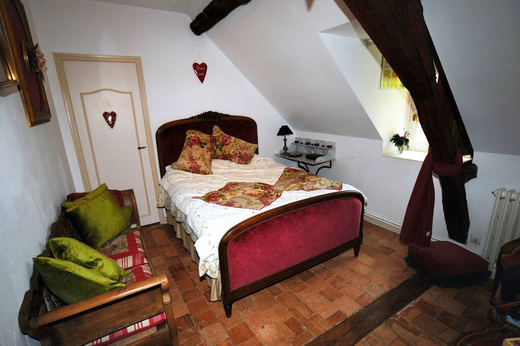 Chambre double avec dressing et chauffage prises et antenne télévision. Fenêtre côté sud