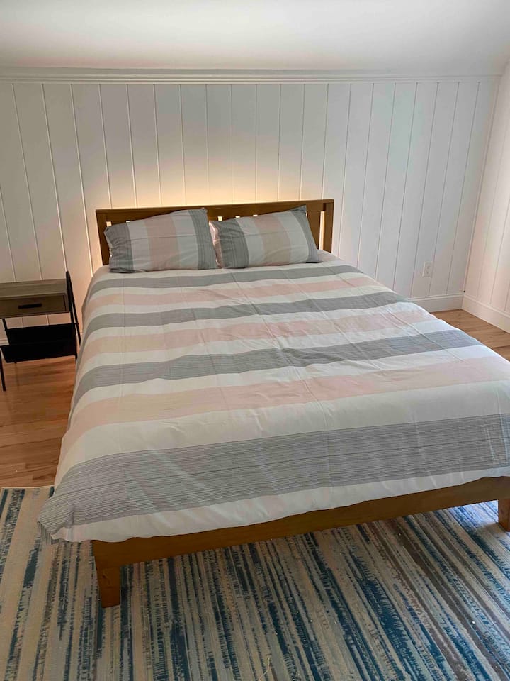 Საწოლი Queen საძინებელში #2.