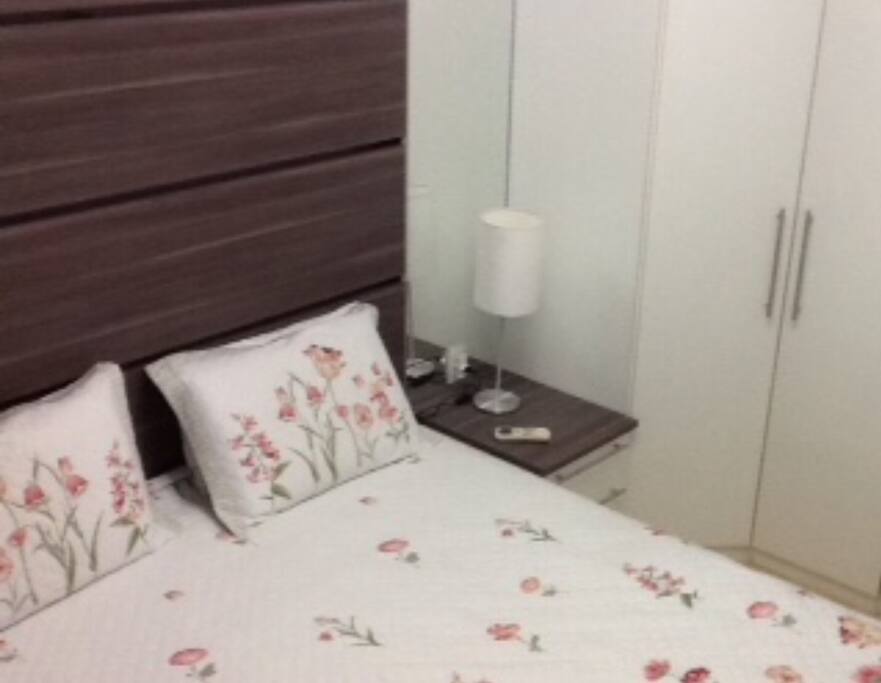 Suite com armários, cama King e terraço. Ar condicionado.