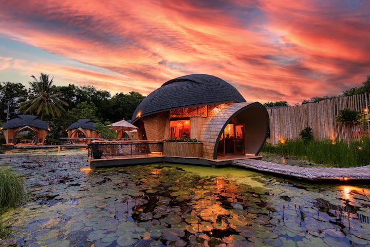El galardonado arquitecto Dersyn Studio y el famoso restaurante ecológico y cabaña Hua Hin han creado un hermoso restaurante y una villa flotante en Hua Hin que nos ha soñado con días más brillantes. 