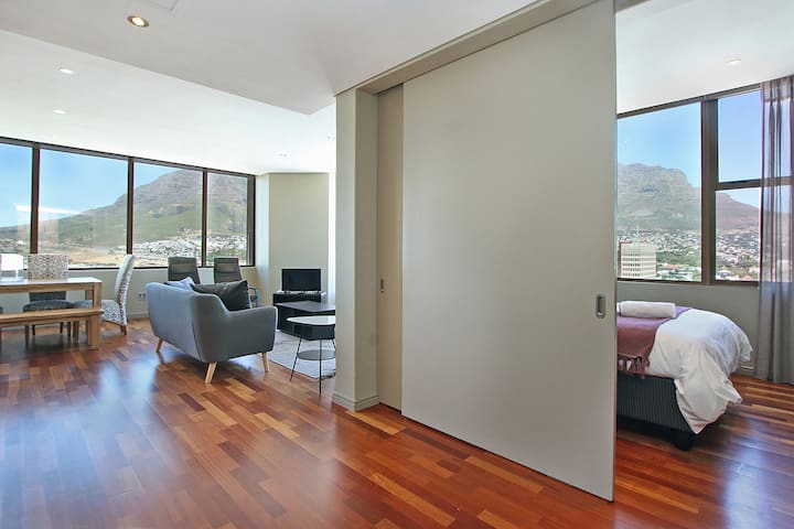 Spacious 3 Bedroom Family Apartment In Cape Town
