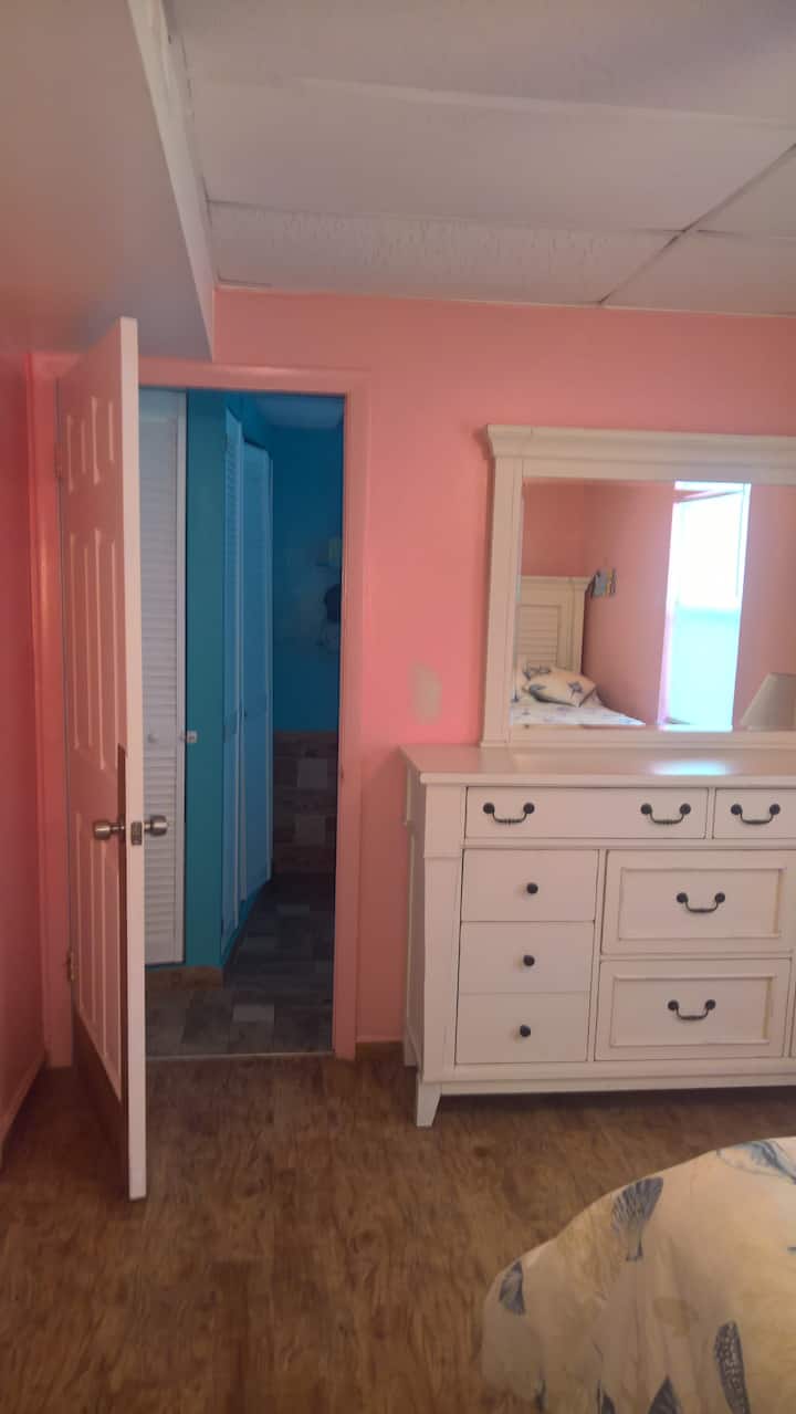 Розова соба со директен пристап до бањата