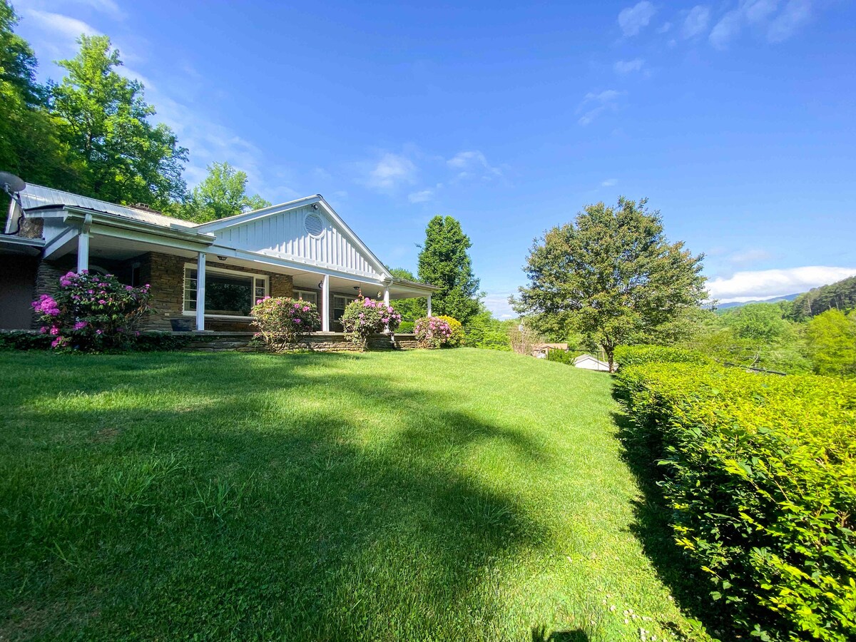 Pat's Place Pet friendly w/ large fenced in yard Houses for Rent in