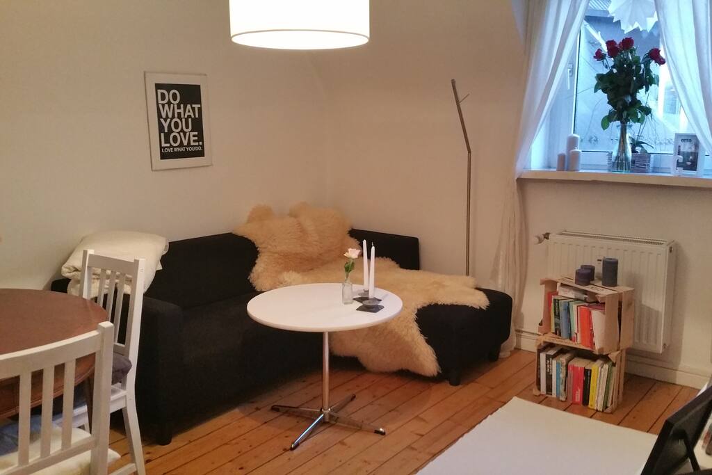 Wohnzimmer (hier schläfst du auf einer Matzratze, wenn ich zu hasue bin.) Natürlich ist das Zimmer für euch allein und ich werde es in der Zeit nicht betreten ;-) Nach Absprache, kannst auch du im Schlafzimmer übernachten.