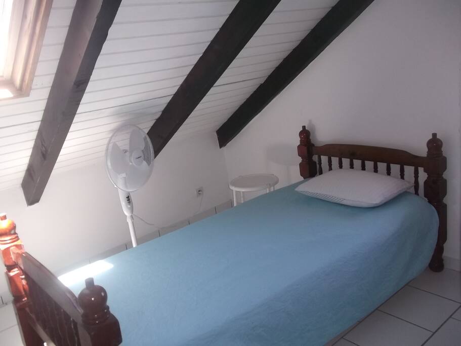 Chambre avec un lit simple