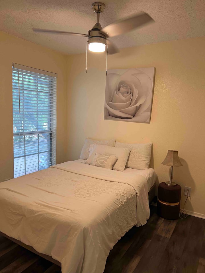 Dhomë gjumi për vizitorët me tavolinë pune të integruar. 