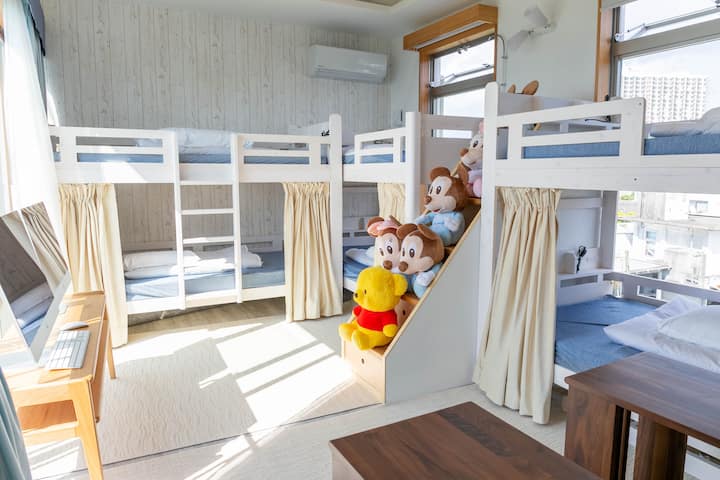 Соба 6  3F детска соба, со сопствен тоалет и туш и два 27-инчен MAC