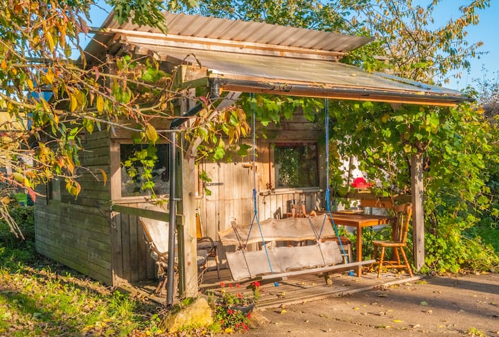 wooden cabin by river in rural leicestershire. - cabins