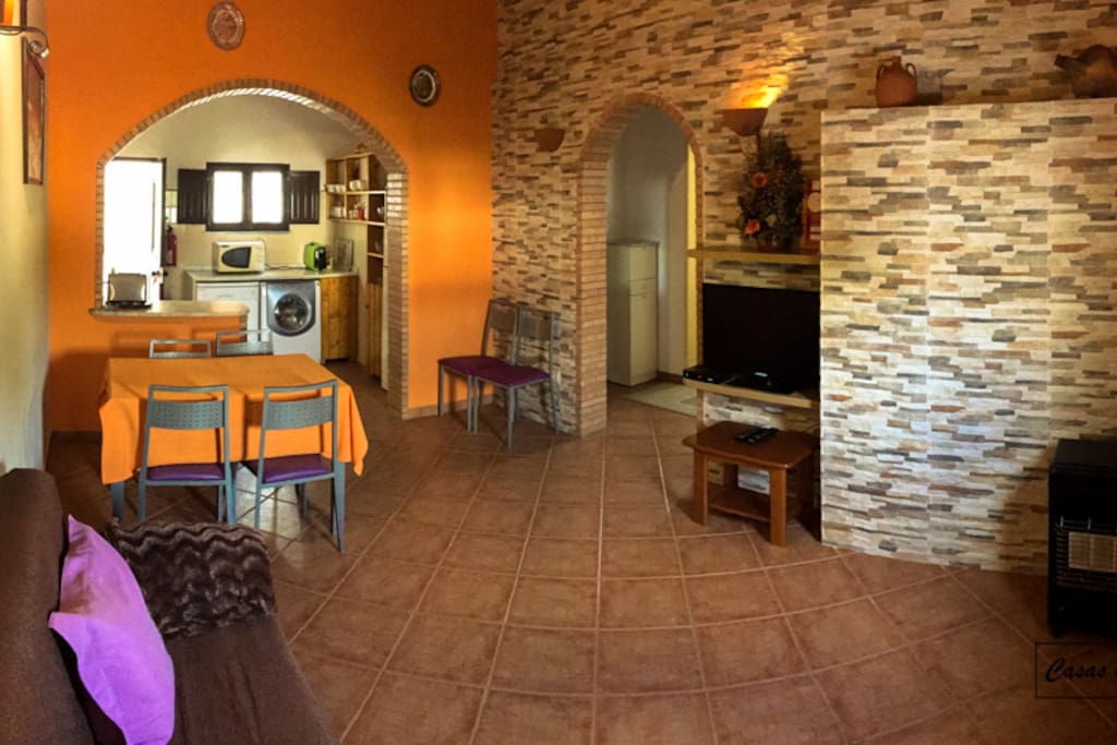 Sala de estar / jantar com TV LCD, Sofá-cama e mesa de jantar
