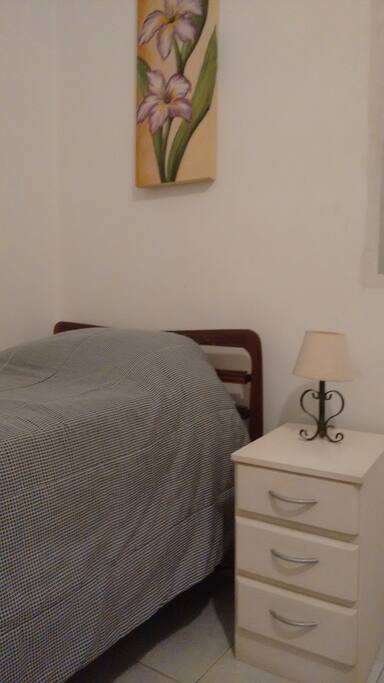 Confortável cama de solteiro