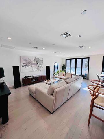 Luxury apt in the best location of E. Williamsburg gallery image 4