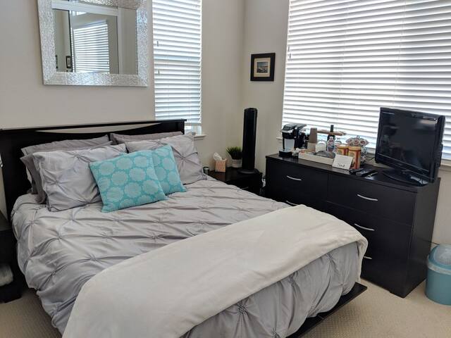 East Bay Getaway - walking distance to BART!